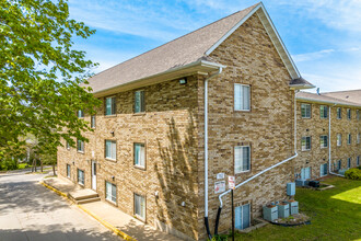 Forest Ridge in Iowa City, IA - Foto de edificio - Building Photo