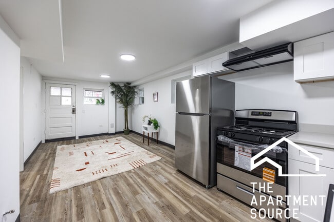 1634 N Whipple St, Unit G in Chicago, IL - Foto de edificio - Building Photo