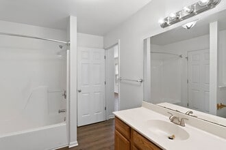 Cattail Lane Townhomes in Pinckney, MI - Foto de edificio - Building Photo