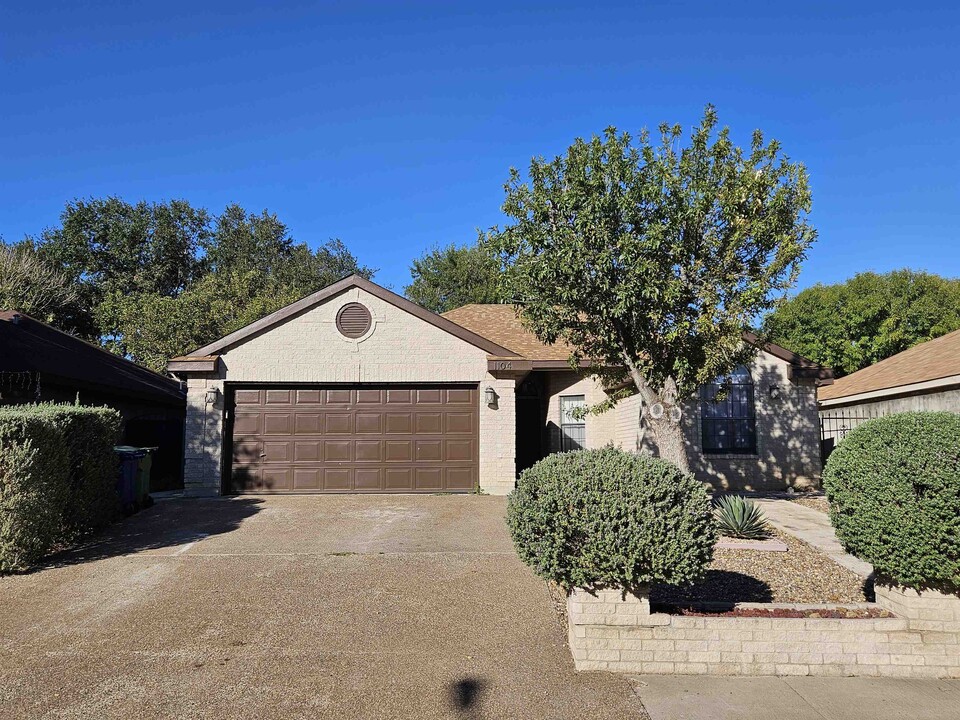 1104 Topaz Trail in Laredo, TX - Building Photo