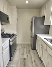 14631 Dickens St in Los Angeles, CA - Foto de edificio - Building Photo