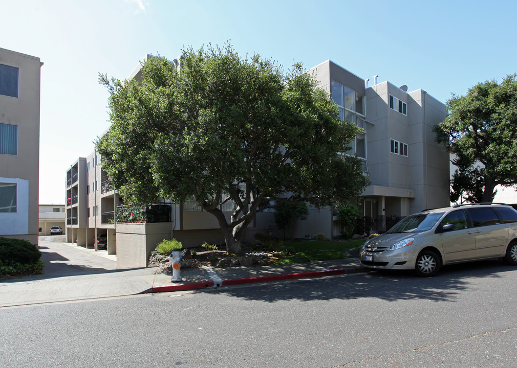 Garden Drive Apartments in Burlingame, CA - Building Photo