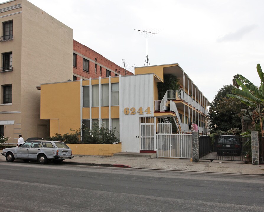 6244 De Longpre Ave in Los Angeles, CA - Foto de edificio