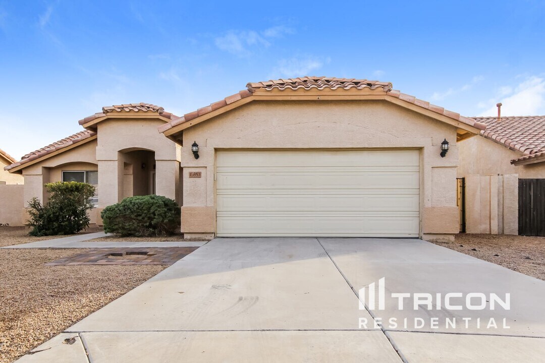 10853 W Sands Dr in Sun City, AZ - Building Photo