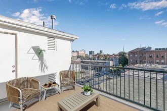 1827 Wilcox Beautifully renovated 2 bedroom in Los Angeles, CA - Foto de edificio - Building Photo