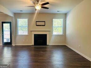 40 Newnan Lakes Dr in Newnan, GA - Building Photo - Building Photo
