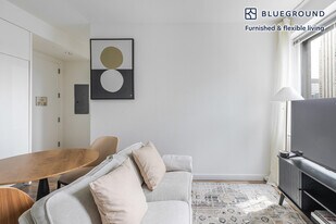 70 W 45th St in New York, NY - Building Photo