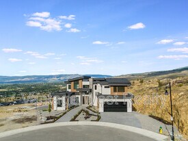 1122 Pearcy Ct in Kelowna, BC - Building Photo