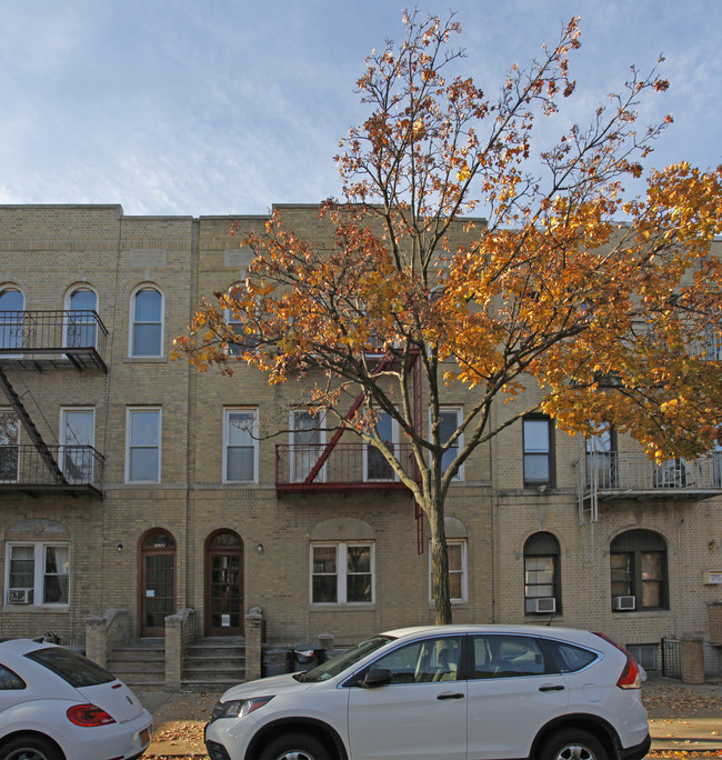 31-34 36th St in Long Island City, NY - Foto de edificio - Building Photo