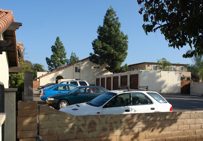 Mollison Terrace Apartments in El Cajon, CA - Foto de edificio - Building Photo