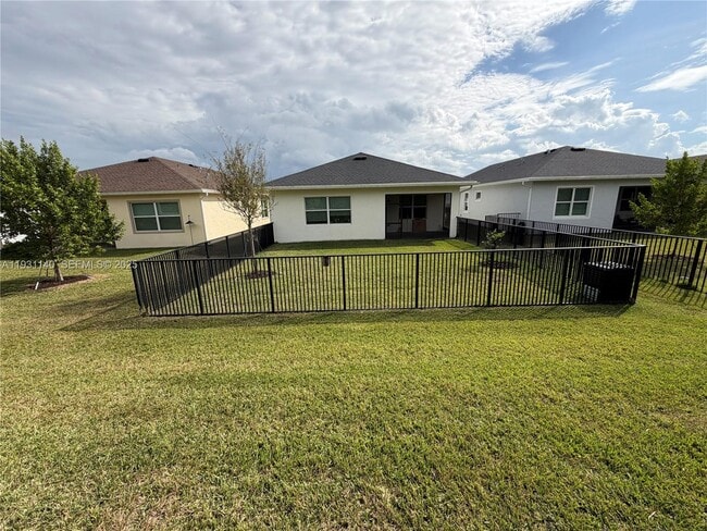 400 SE Mulberry Wy in Port St. Lucie, FL - Building Photo - Building Photo