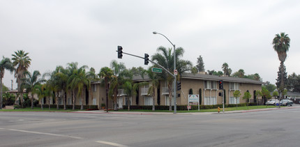 Palm Court in Riverside, CA - Foto de edificio - Building Photo