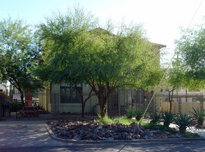 Knickerbocker Apartments in Phoenix, AZ - Foto de edificio - Building Photo