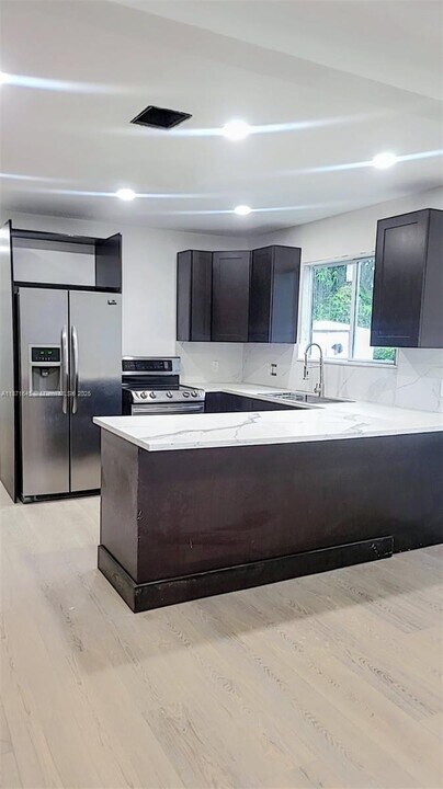 2310 NW 103rd St in Miami, FL - Building Photo