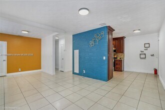 2406 N 28th Ave in Hollywood, FL - Building Photo - Building Photo