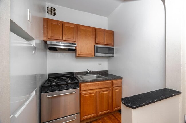 property at 948 W Cuyler Ave