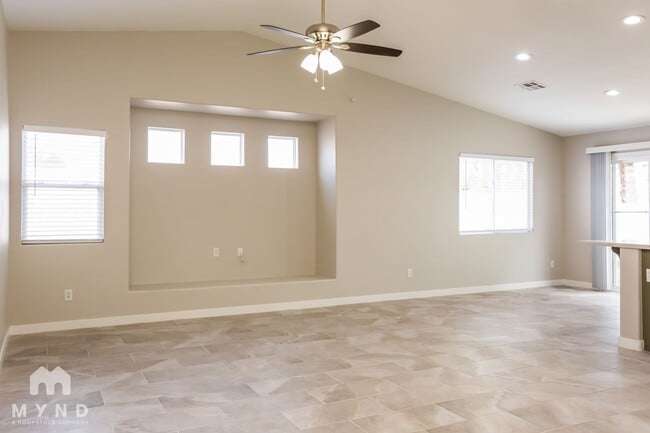 423 Regal Robin Way in North Las Vegas, NV - Building Photo - Building Photo