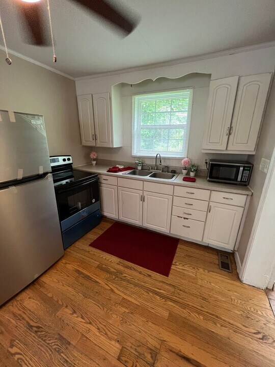 111 Pindal Rd in Dallas, NC - Building Photo