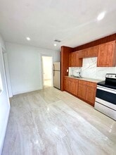 11402 NW 22nd Ave, Unit Apartment #2 in Miami, FL - Foto de edificio - Building Photo