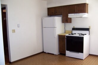 2209 Stoneybrook Rd in Pekin, IL - Building Photo - Building Photo