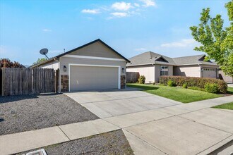 1041 Compton Way in Medford, OR - Building Photo - Building Photo