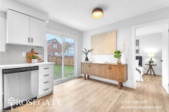 Charming 3-Bedroom Detached Home with Backyard & 3 Parking Spots – Pet Friendly – London in London, ON - Building Photo - Building Photo