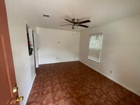 855 SW 34th St in San Antonio, TX - Building Photo