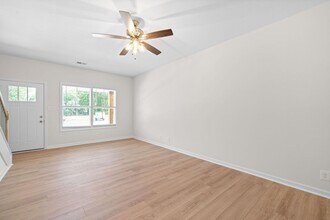 102 W Point Dr in Clarksville, TN - Foto de edificio - Building Photo