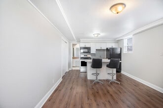 3512 Dodge St in Omaha, NE - Building Photo - Building Photo