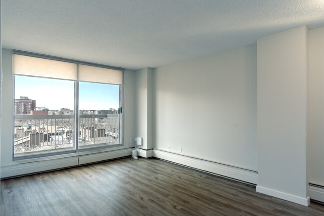 The Mountbatten Apartments in Edmonton, AB - Building Photo - Building Photo