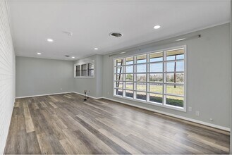 21086 Hwy 6 in Navasota, TX - Building Photo - Building Photo