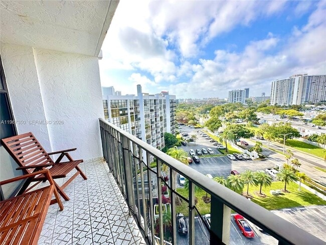 800 Parkview Dr, Unit 1007 in Hallandale Beach, FL - Foto de edificio - Building Photo