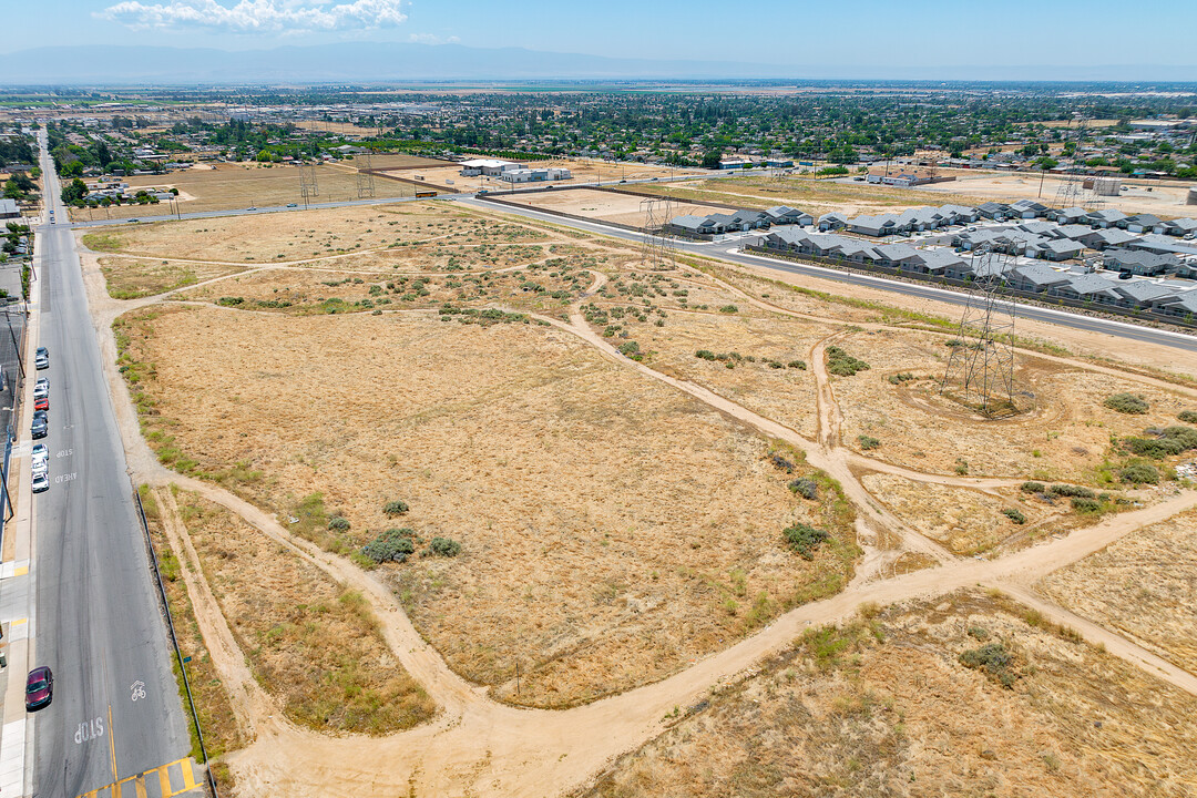 Brentwood Crossing in Bakersfield, CA - Building Photo