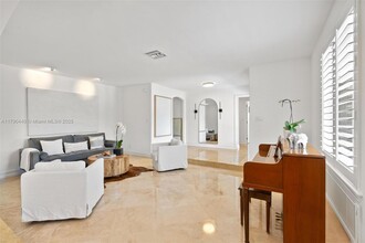 14700 SW 78th Ave in Palmetto Bay, FL - Foto de edificio - Building Photo