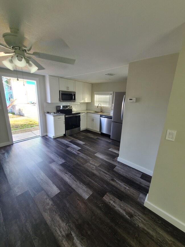 6204 Pennsylvania Ave in New Port Richey, FL - Foto de edificio - Building Photo