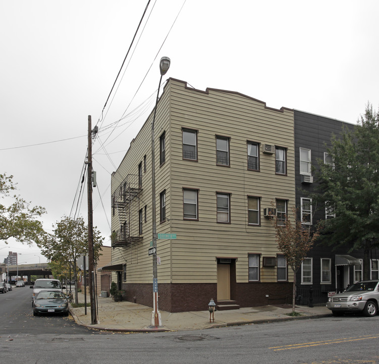 688 Lorimer St in Brooklyn, NY - Building Photo