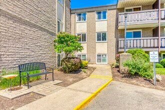 Lakeside Gardens Apartments in St Catharines, ON - Building Photo - Building Photo