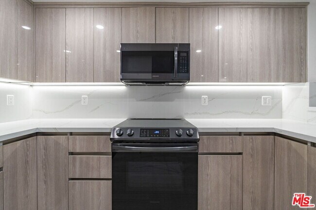 5245 Santa Monica Blvd-Unit -322 in Los Angeles, CA - Building Photo - Building Photo