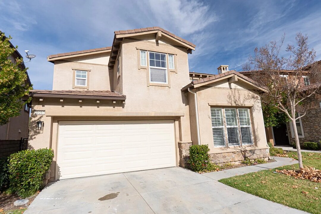 25357 Avanti Ct in Stevenson Ranch, CA - Building Photo