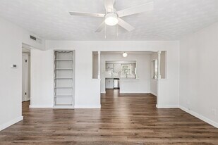 Carriage House in Dallas, TX - Building Photo