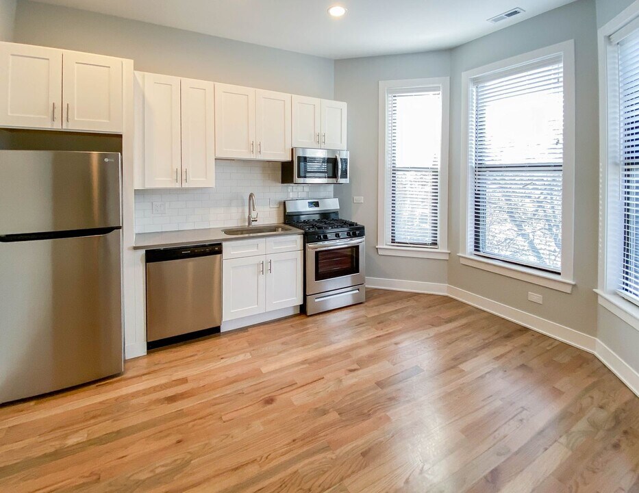 359 W Dickens Ave, Unit 4 in Chicago, IL - Building Photo