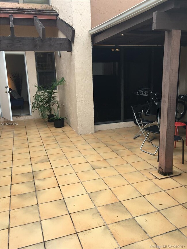 445 W Park Dr in Miami, FL - Building Photo - Building Photo