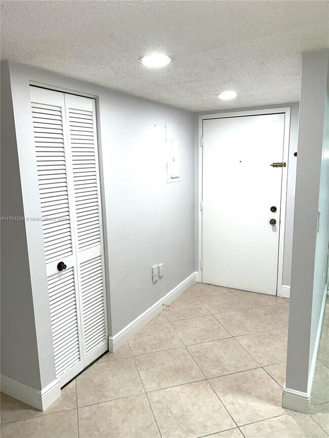 9735 NW 52nd St in Doral, FL - Building Photo - Building Photo