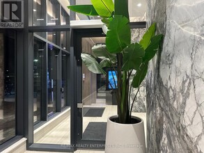 215-215 Lakeshore Rd W in Mississauga, ON - Building Photo - Building Photo