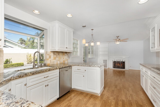 9091 Aloha Dr in Huntington Beach, CA - Foto de edificio - Building Photo