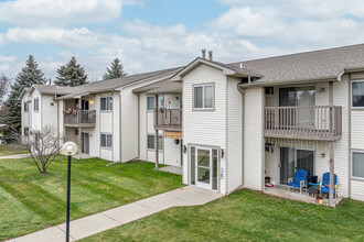 Maplewood Square Apartments in Greenville, MI - Building Photo - Building Photo