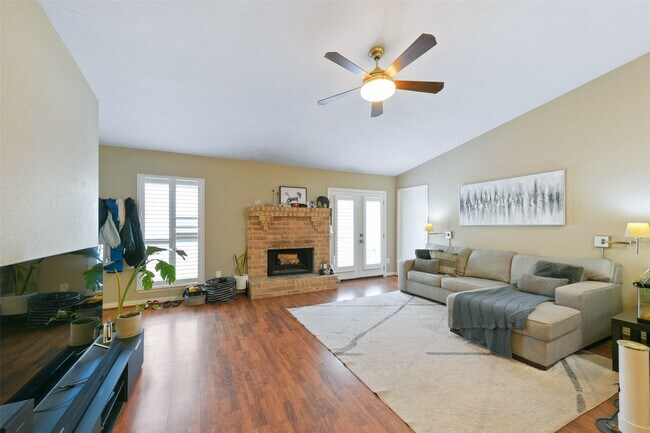 2425 Augusta Dr in Houston, TX - Building Photo - Building Photo