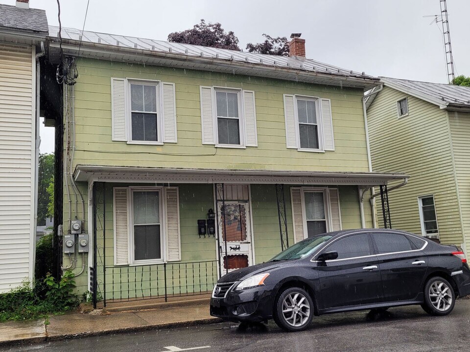 20 S Washington St in Shippensburg, PA - Building Photo