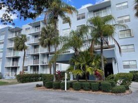 470 Executive Center Dr in West Palm Beach, FL - Building Photo