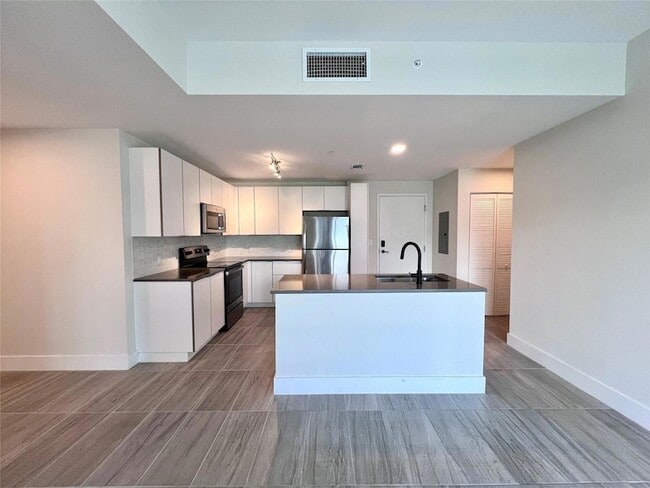 120 N Compass Way, Unit 701 in Dania Beach, FL - Foto de edificio - Building Photo